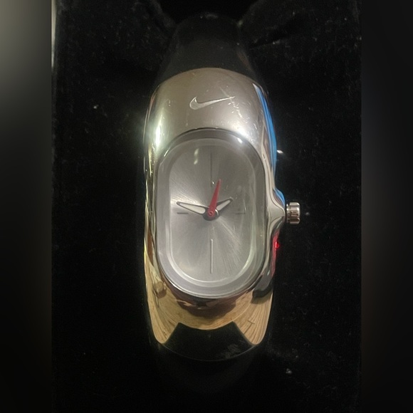 Women’s sport NIKE watch #WR0102 with rubber sports band and polished case - Picture 2 of 5